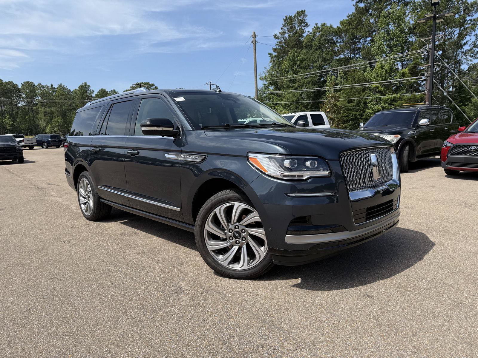 Used 2024 Lincoln Navigator L Reserve AWD/4WD image 3