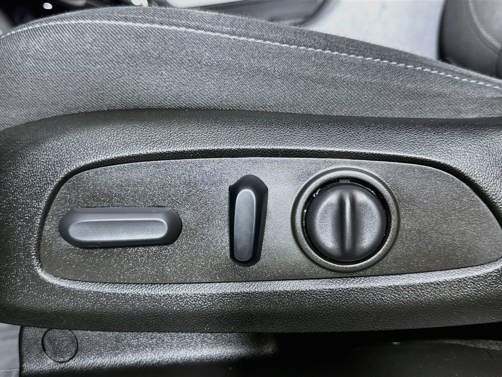 Used 2022 Chevrolet Traverse LT FWD image 18