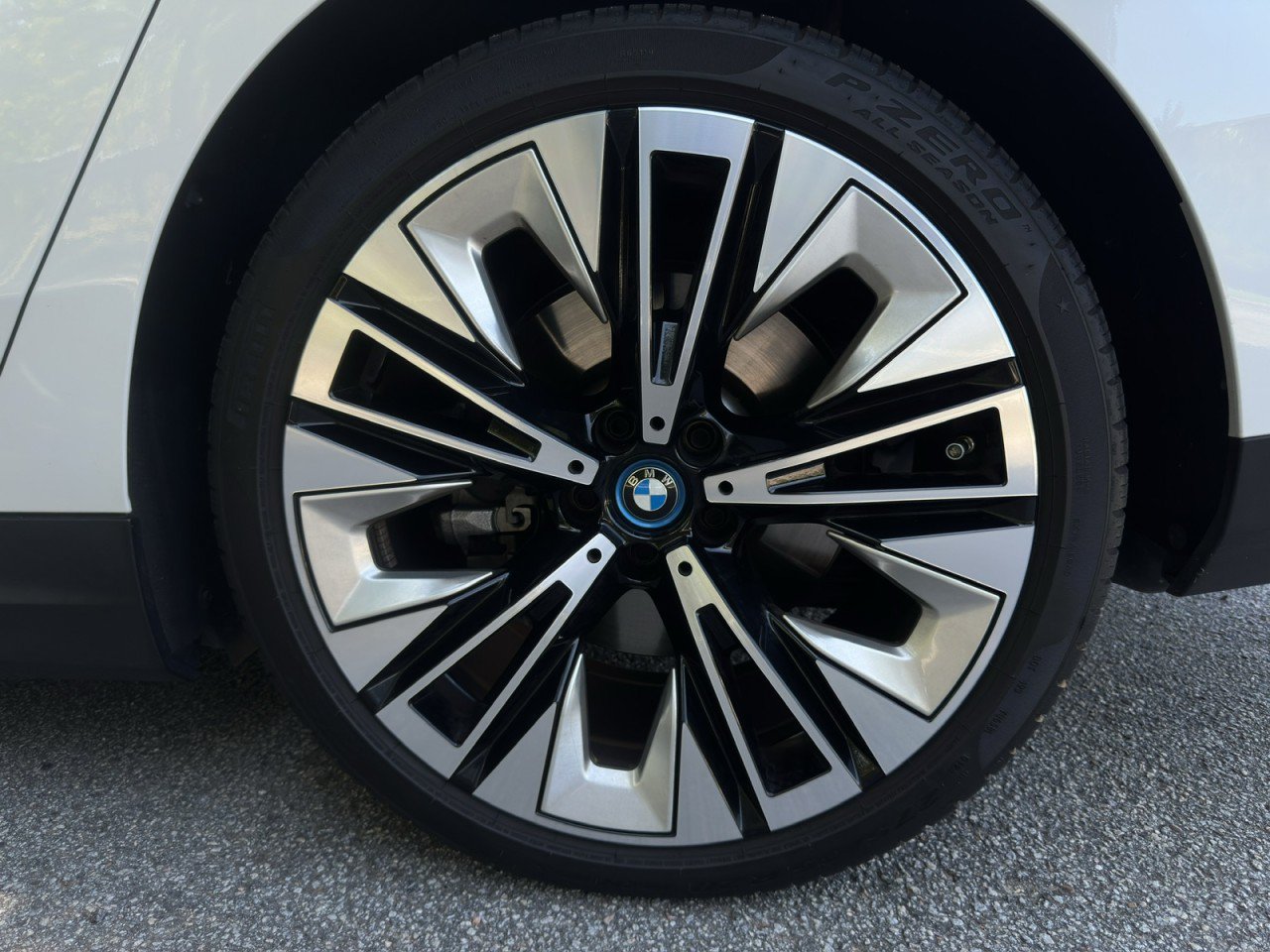 Used 2024 BMW i5 eDrive40i w/ M Sport Package RWD image 29