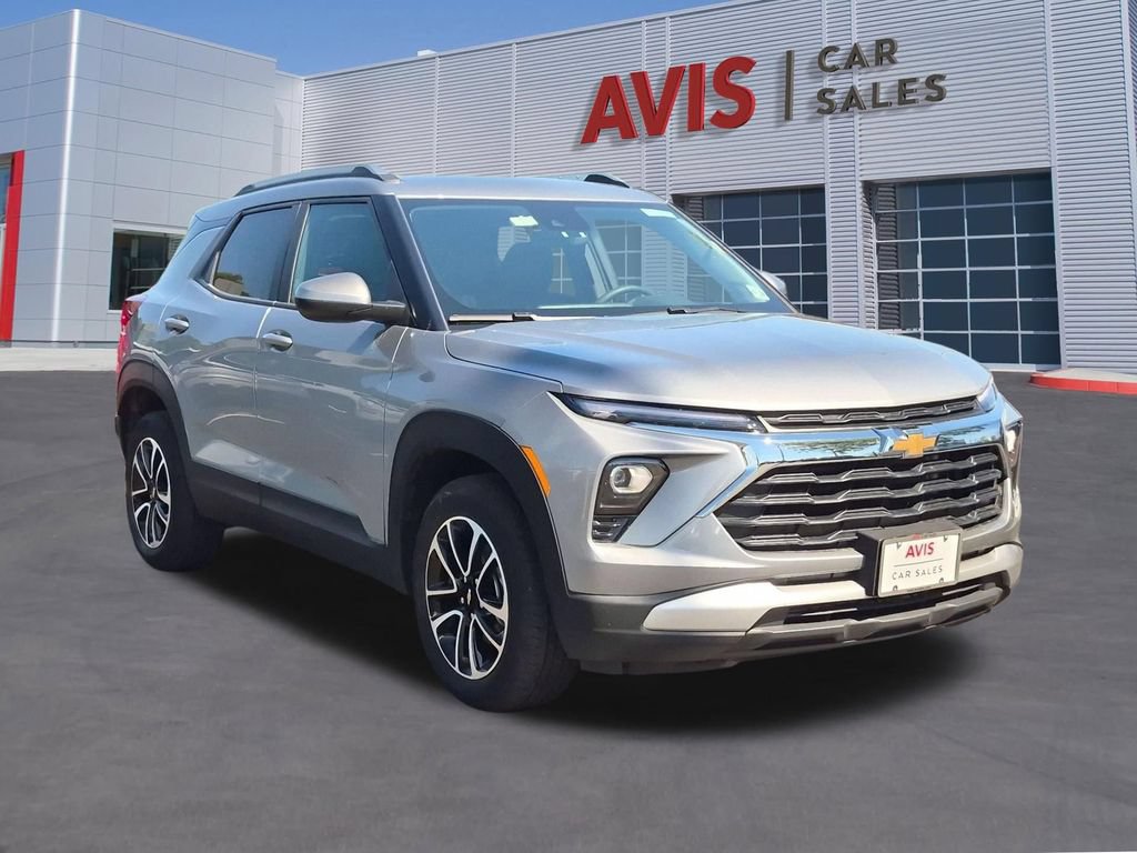 Used 2025 Chevrolet TrailBlazer LT AWD/4WD image 3