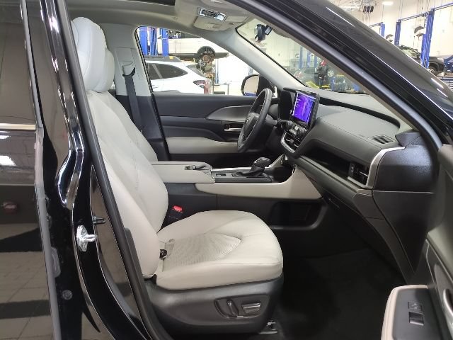 Used 2025 Toyota Grand Highlander AWD Hybrid image 16