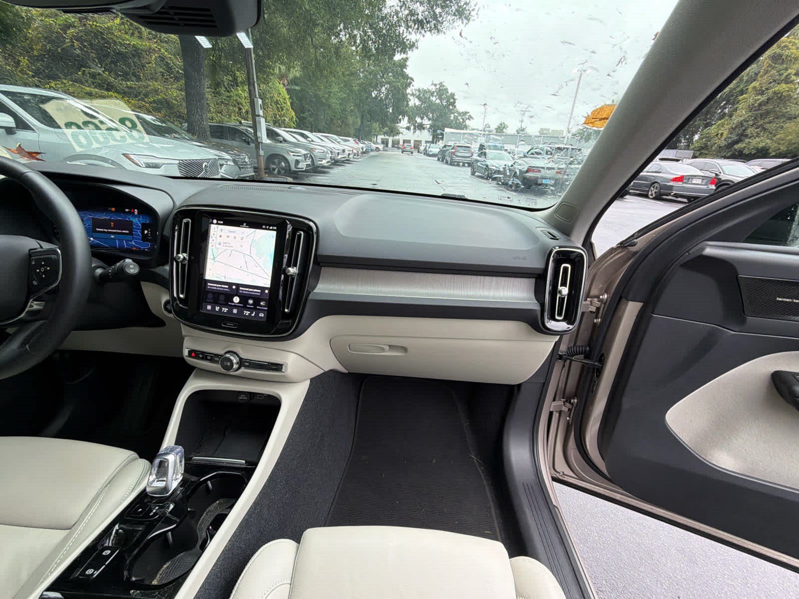 Certified 2024 Volvo XC40 B5 Plus w/ Climate Package AWD/4WD image 20