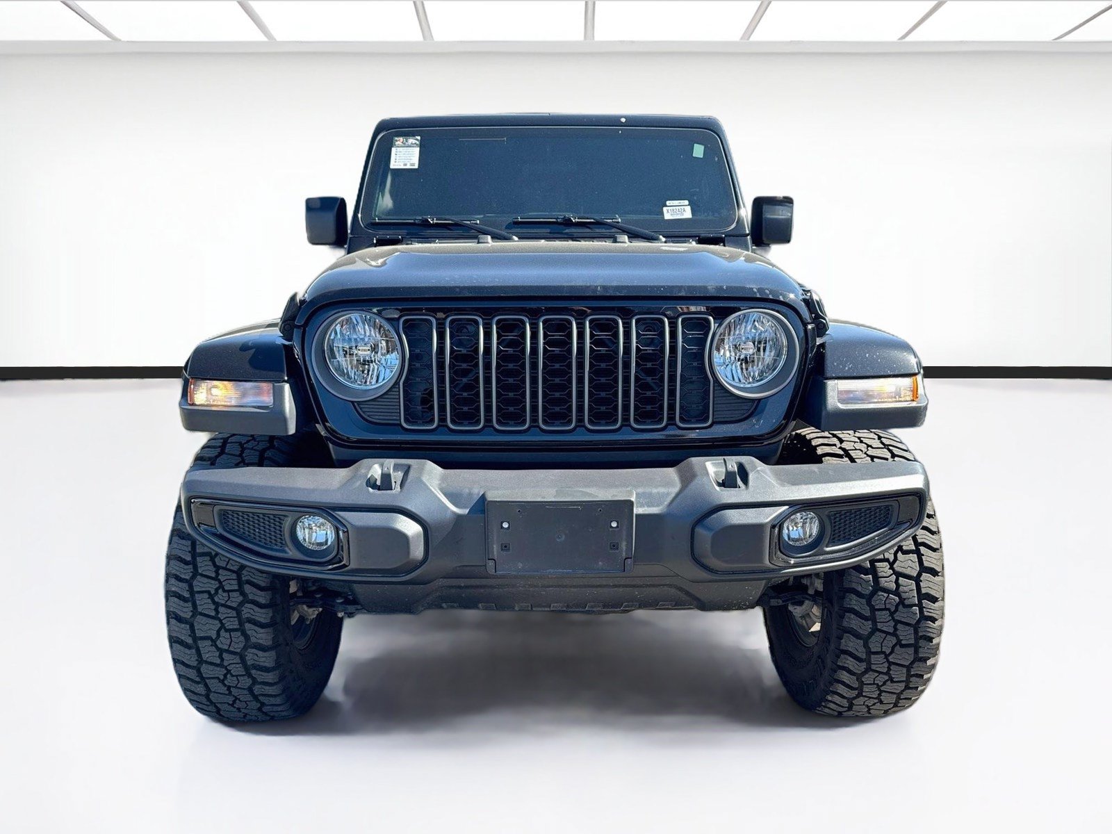 Used 2025 Jeep Gladiator Sport AWD/4WD image 2
