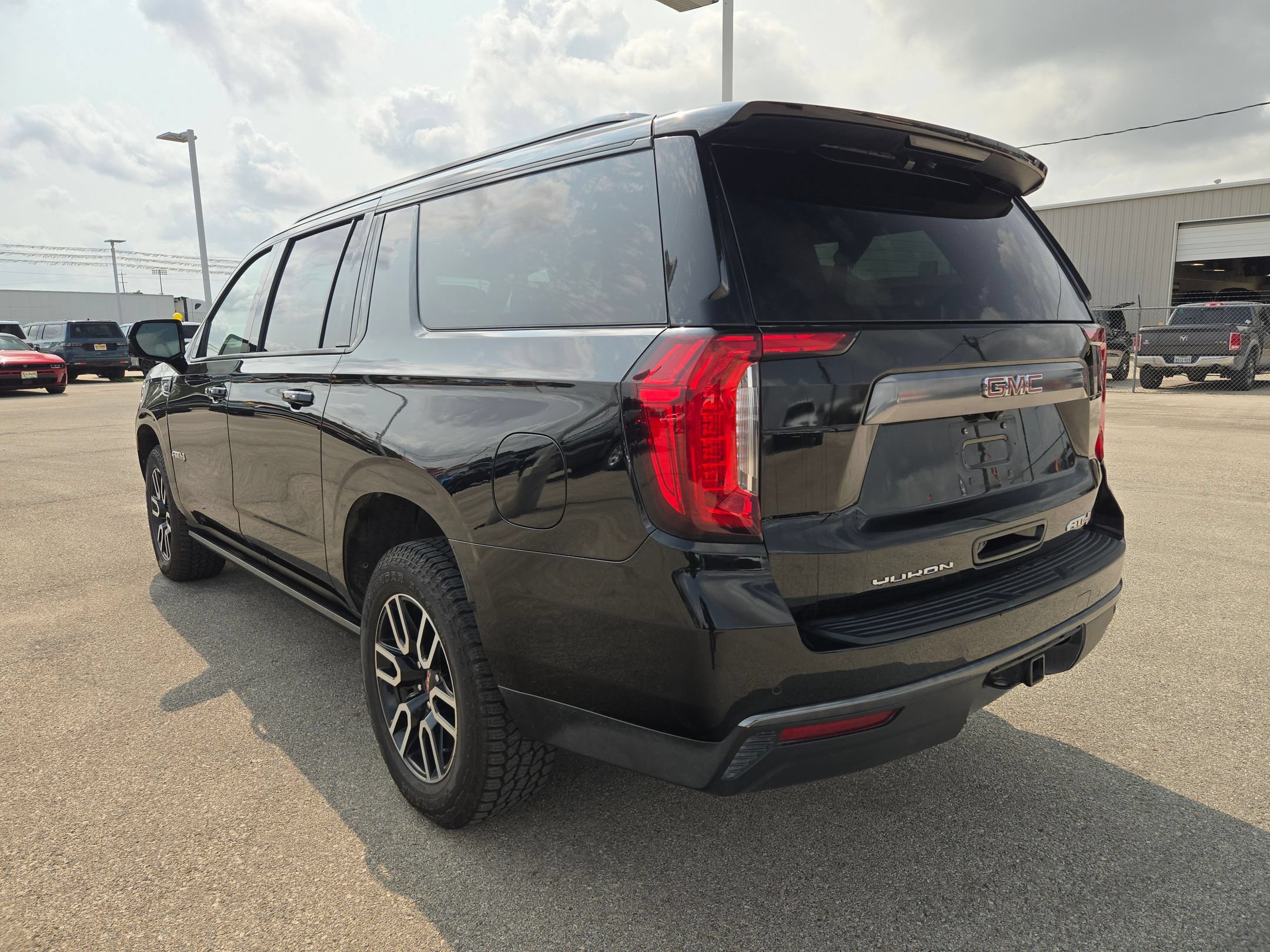Used 2021 GMC Yukon XL AT4 w/ AT4 Premium Package AWD/4WD image 5