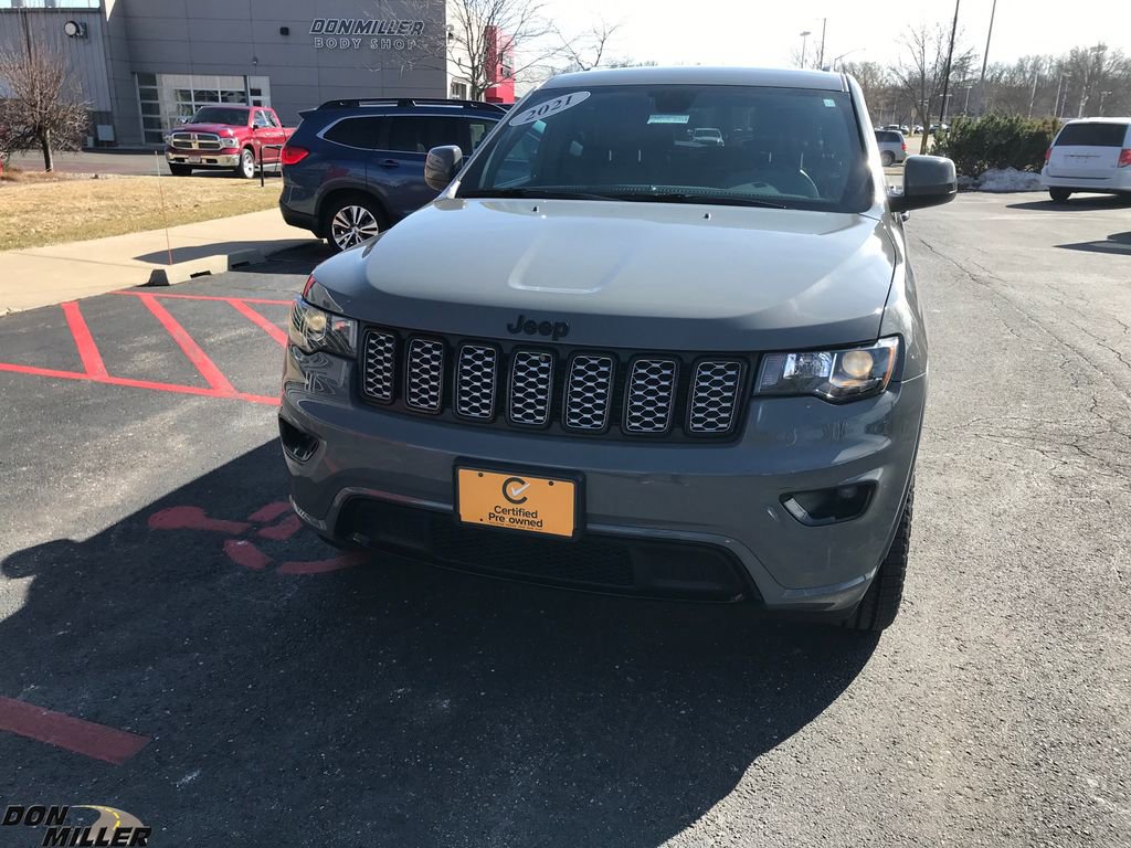 Used 2021 Jeep Grand Cherokee Laredo X image 2