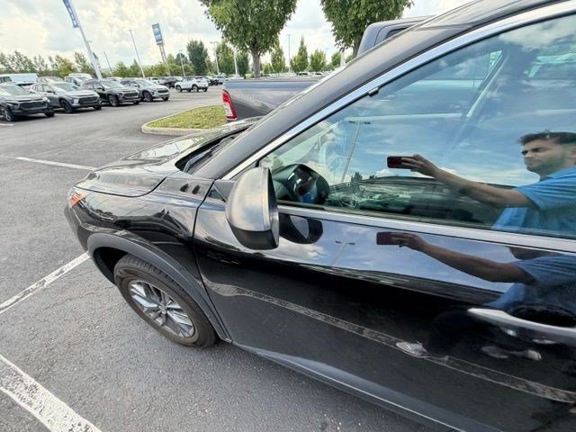 Used 2023 Nissan Rogue S AWD/4WD image 16