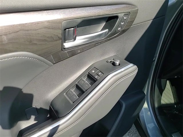 Used 2025 Toyota Highlander Platinum image 11