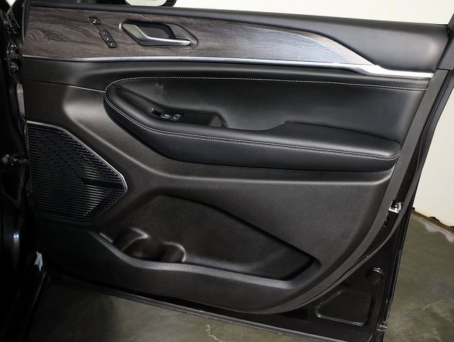 Used 2022 Jeep Grand Cherokee Overland w/ Luxury Tech Group IV image 35