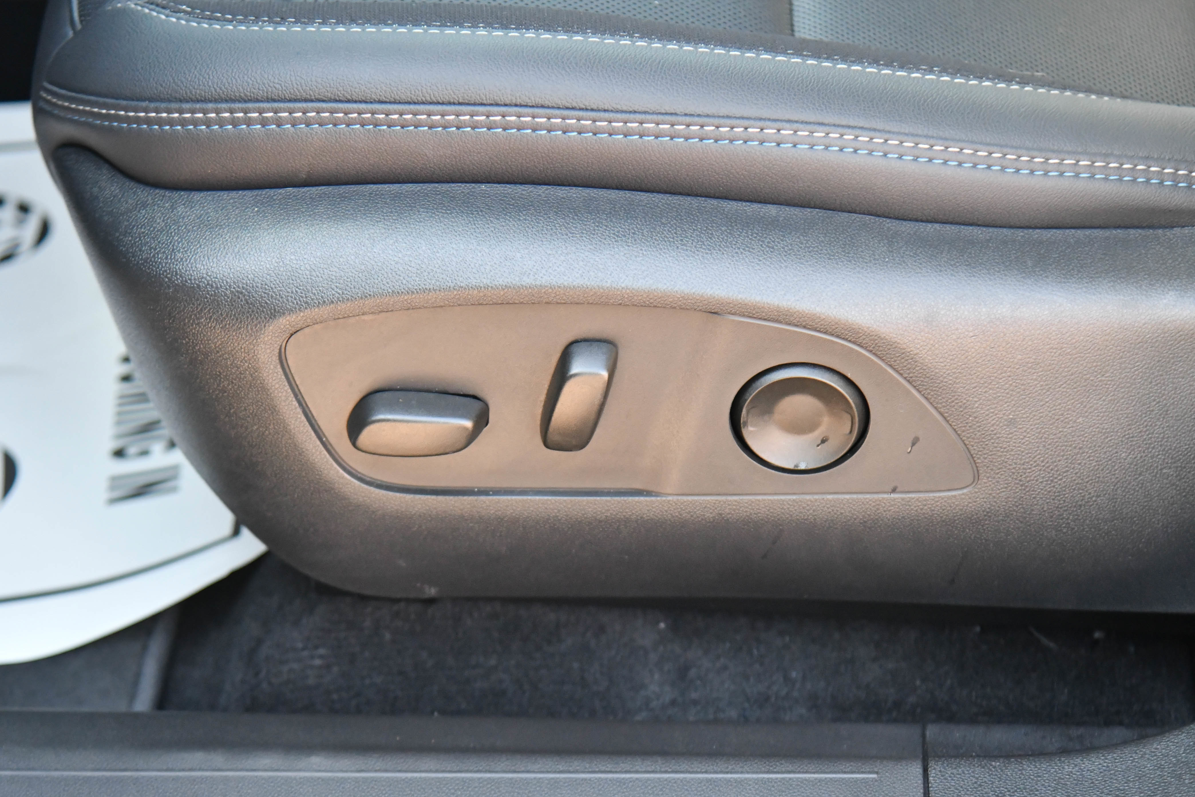 Used 2025 Chevrolet Equinox EV LT FWD image 16