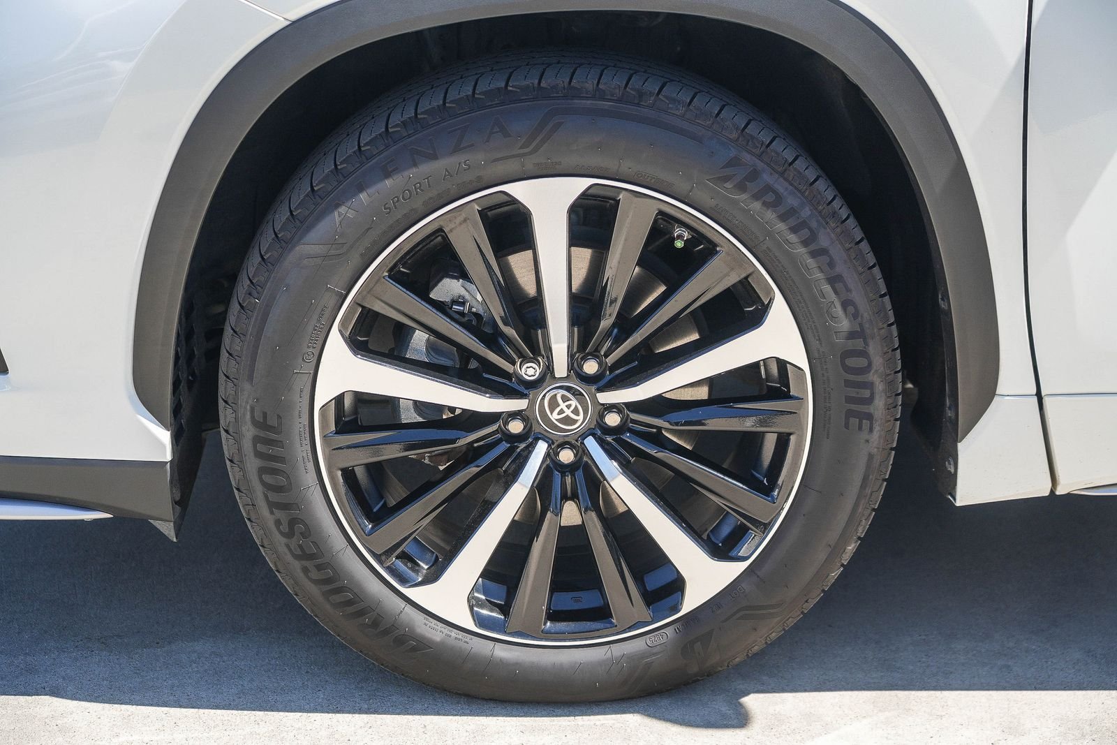Used 2022 Toyota Highlander XSE FWD image 11