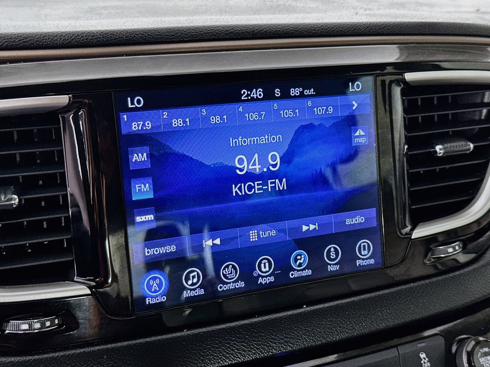 Used 2017 Chrysler Pacifica Touring-L FWD image 16