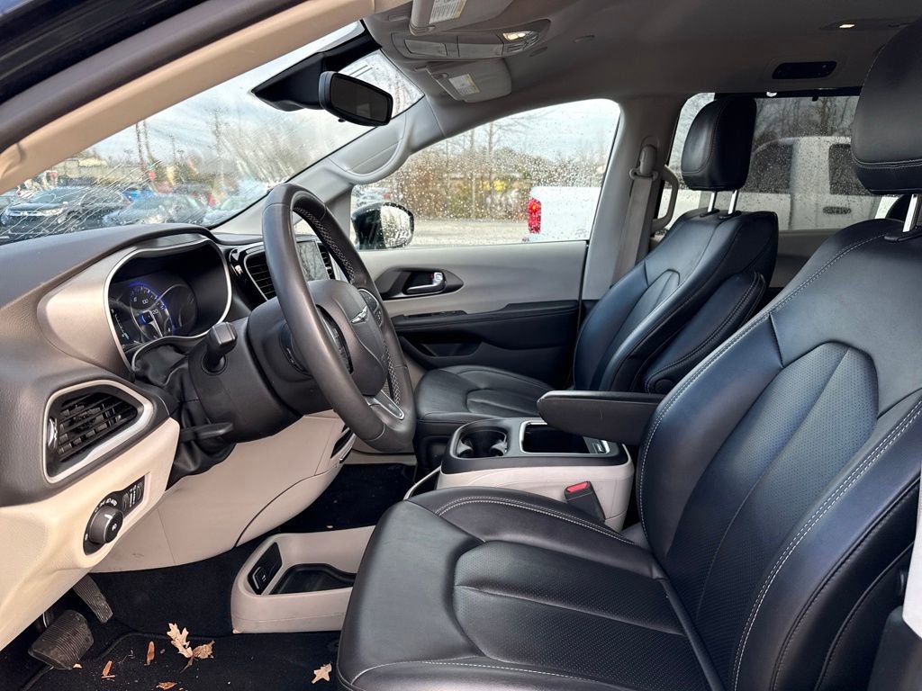 Used 2024 Chrysler Pacifica Touring-L image 17