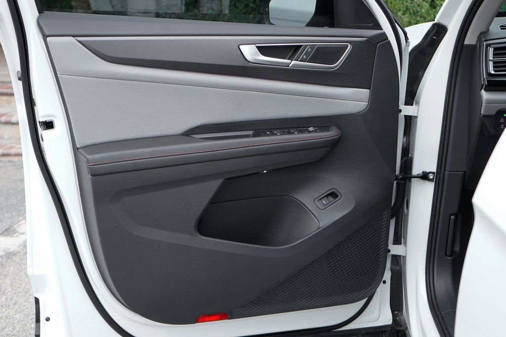 Used 2025 Volkswagen Atlas Peak Edition SE image 16