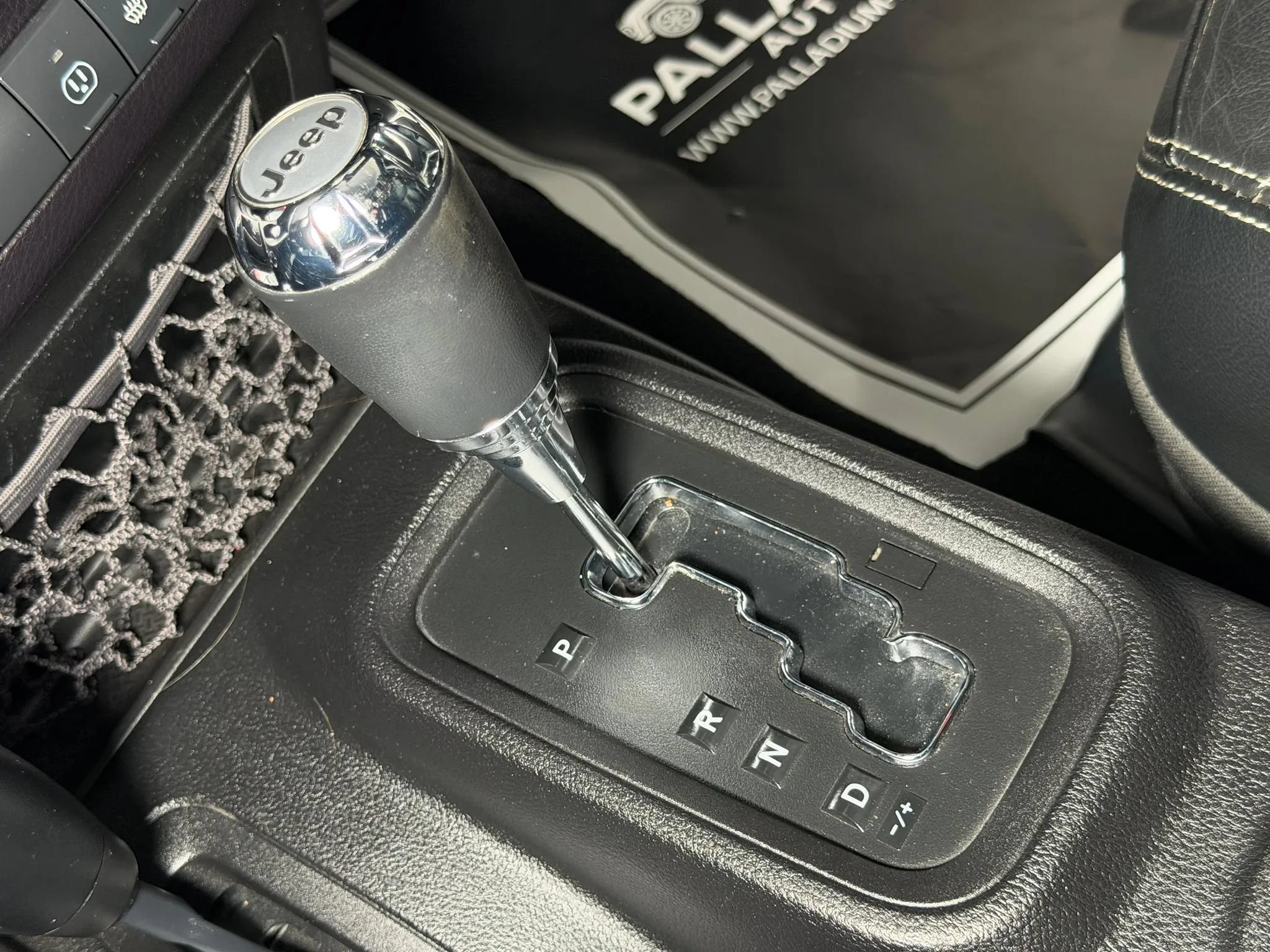 Used 2015 Jeep Wrangler Unlimited Rubicon w/ Connectivity Group AWD/4WD image 34