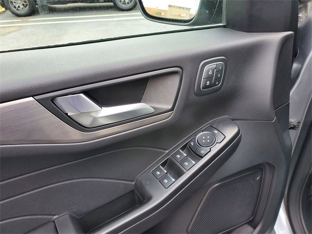 Used 2022 Ford Escape Titanium image 10