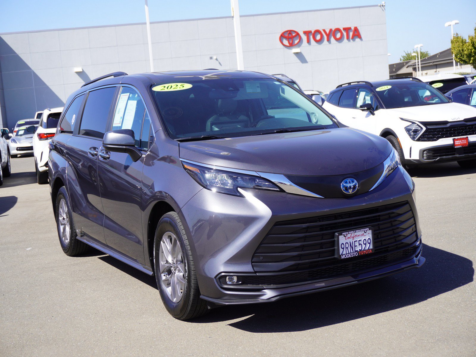 Used 2025 Toyota Sienna XLE w/ XLE Plus Package FWD image 1