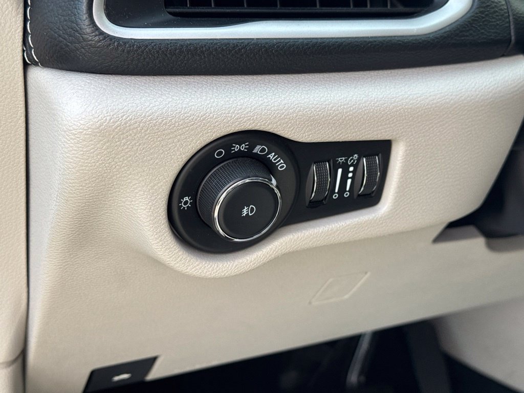 Used 2024 Chrysler Pacifica Limited FWD image 45