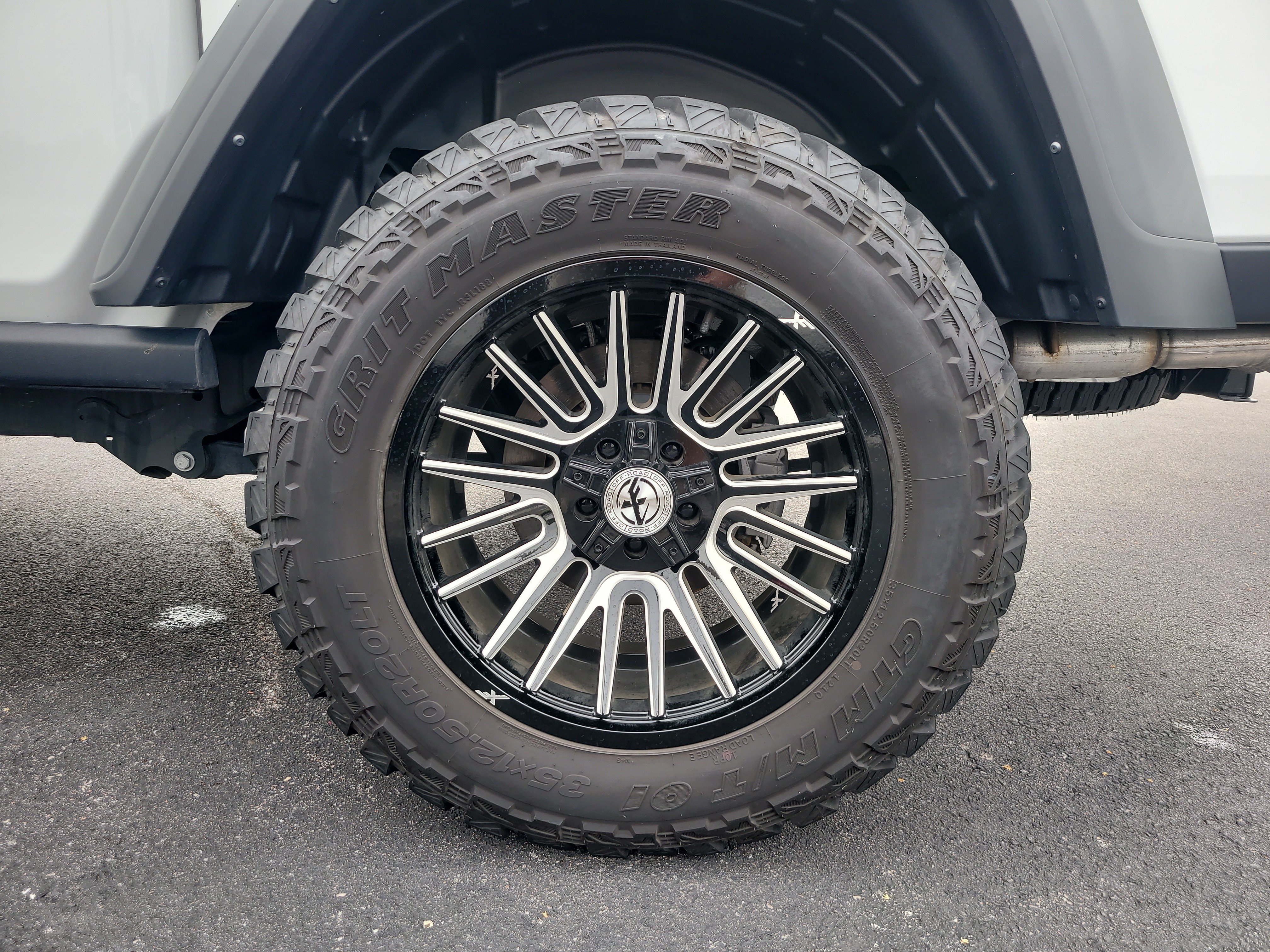 Used 2024 Jeep Gladiator Mojave AWD/4WD image 9