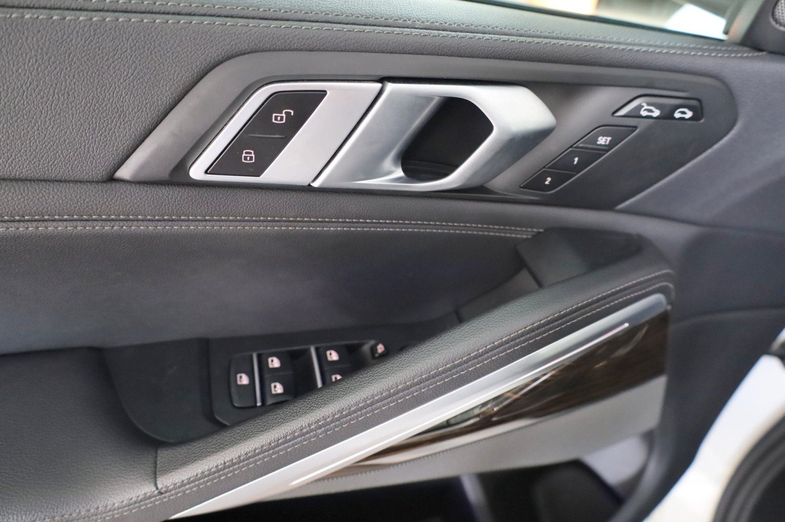 Used 2020 BMW X6 xDrive40i w/ M Sport Package AWD/4WD image 22