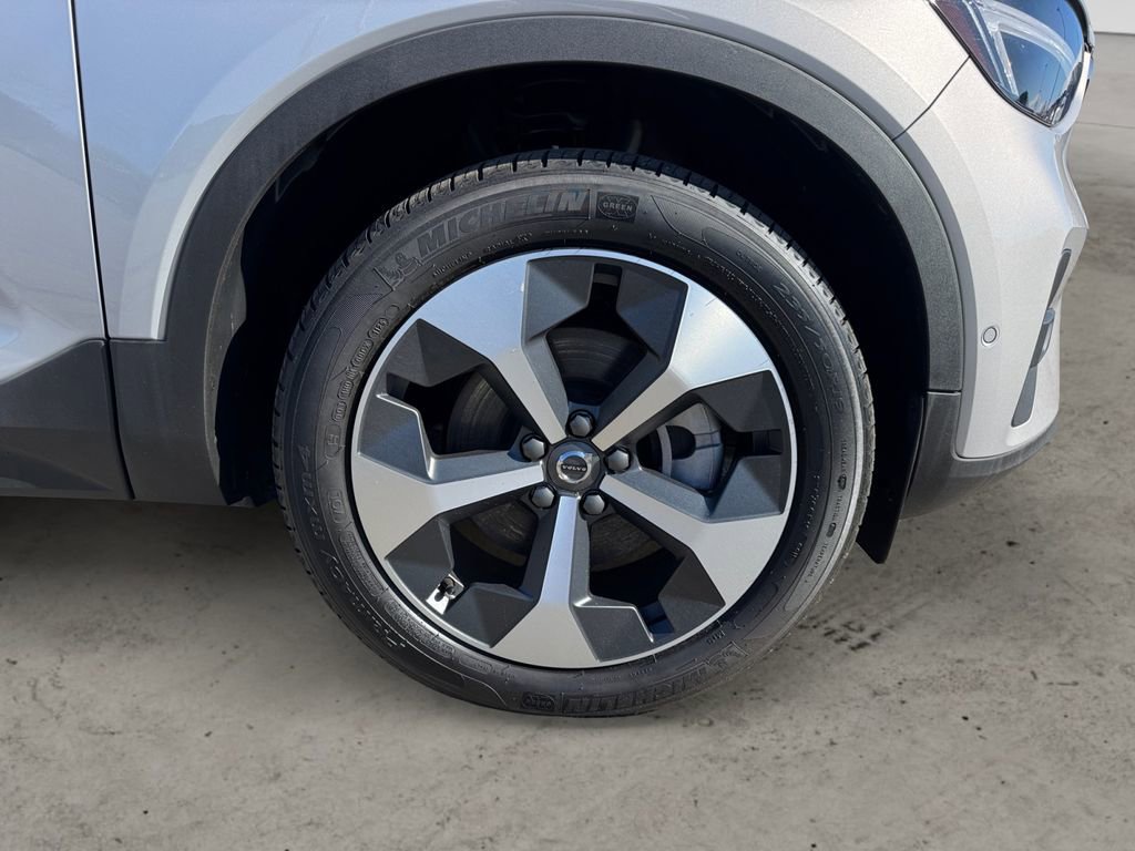 Certified 2025 Volvo XC40 B5 Plus AWD/4WD image 9