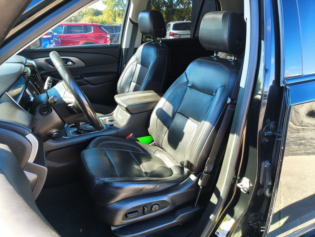 Used 2021 Chevrolet Traverse Premier w/ Redline Edition AWD/4WD image 2