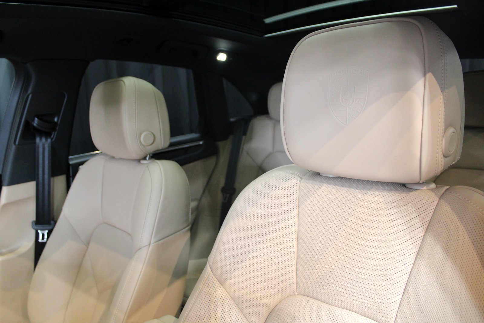 Certified 2025 Porsche Macan image 5