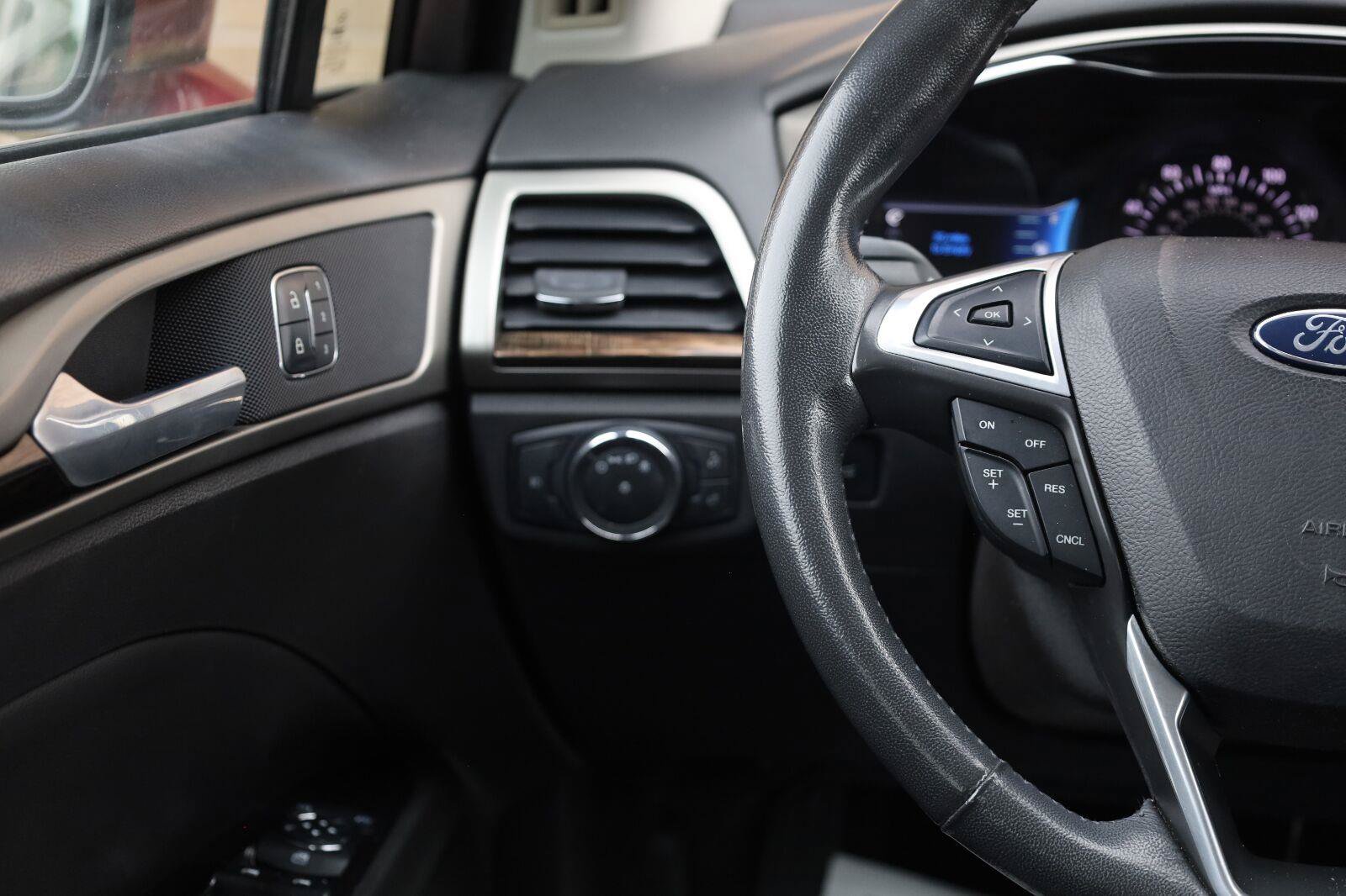 Used 2014 Ford Fusion SE w/ Equipment Group 202A FWD image 32