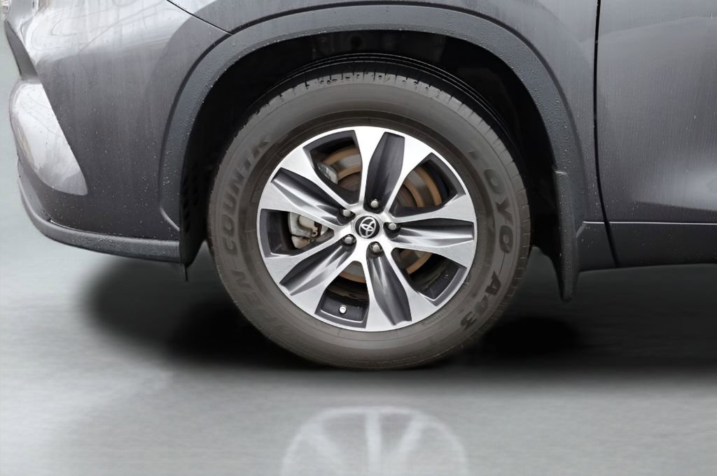 Used 2021 Toyota Highlander XLE image 3