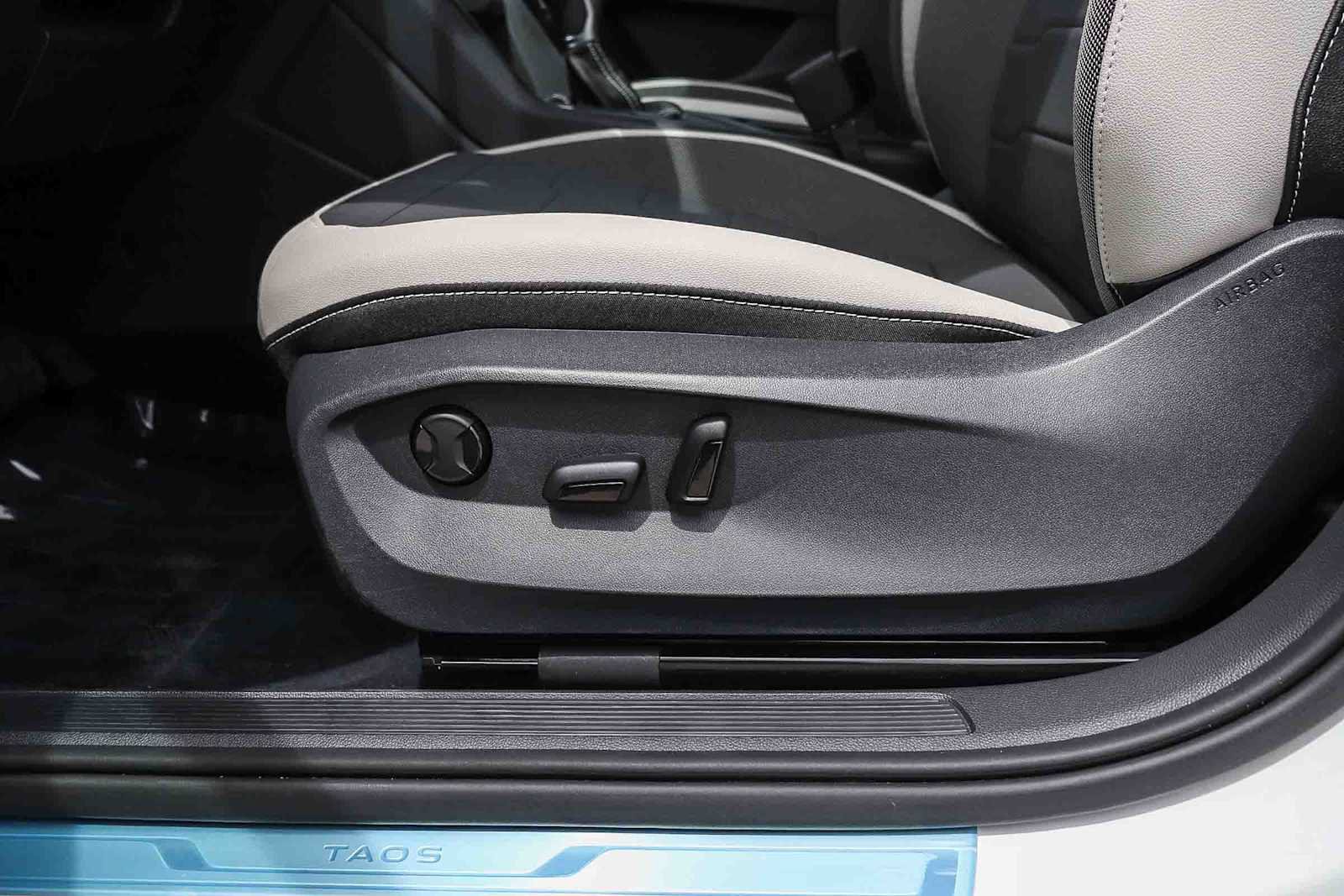 New 2025 Volkswagen Taos SE w/ Black Wheel Package FWD image 21