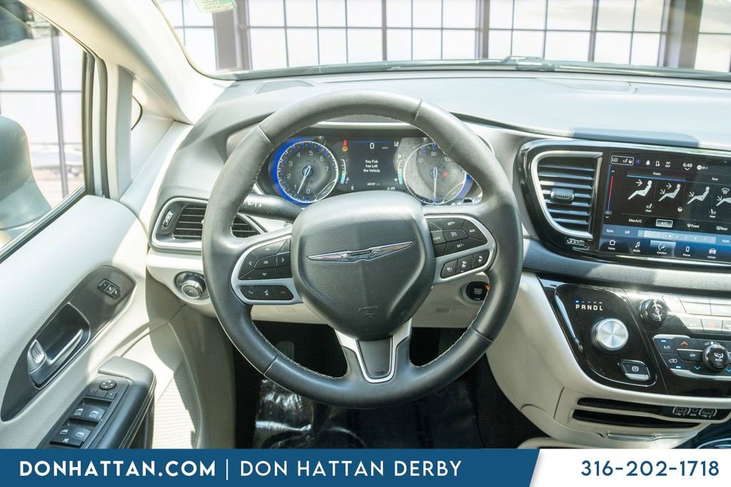 Used 2023 Chrysler Pacifica Touring-L FWD image 7
