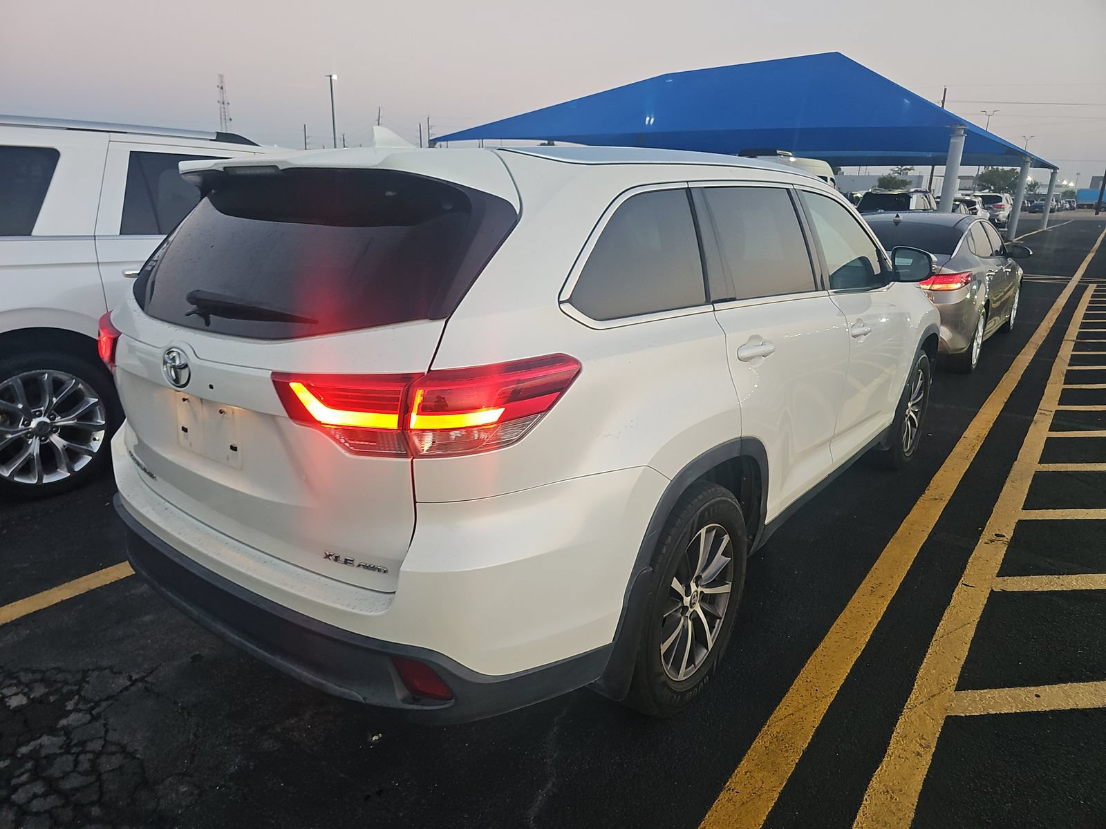 Used 2019 Toyota Highlander XLE AWD/4WD image 3