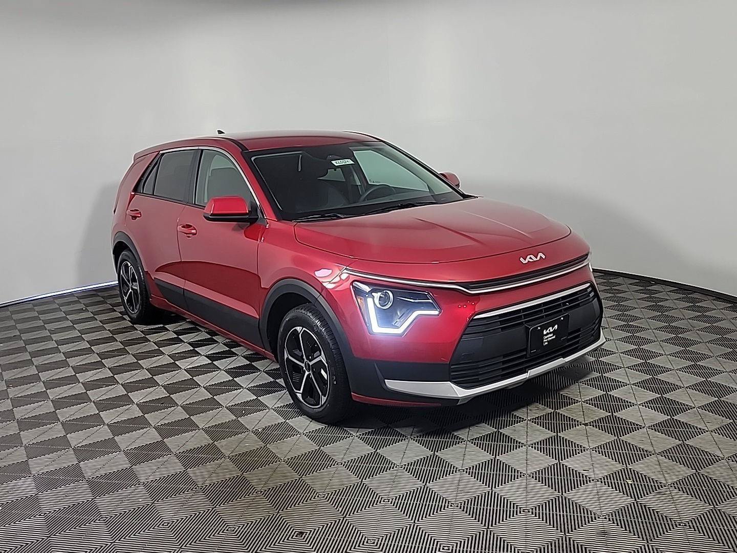 Used 2025 Kia Niro LX FWD image 1