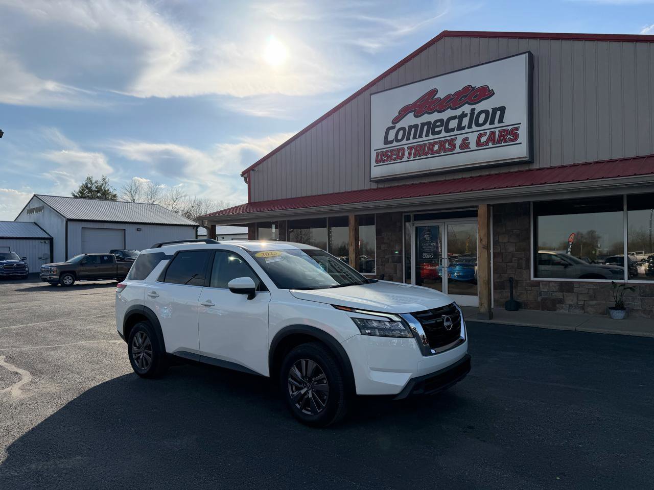 Used 2025 Nissan Pathfinder SV image 1