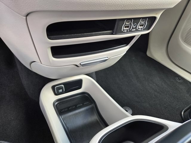 Used 2024 Chrysler Pacifica Touring-L FWD image 17