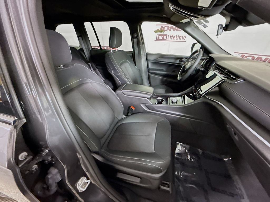 Used 2025 Jeep Grand Cherokee Laredo X AWD/4WD image 31
