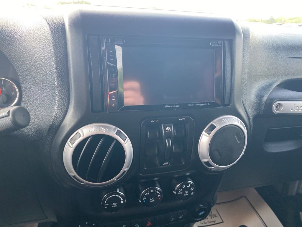 Used 2013 Jeep Wrangler Unlimited Rubicon w/ Connectivity Group AWD/4WD image 16