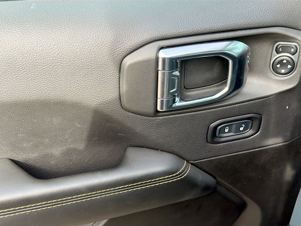 Used 2025 Jeep Wrangler Unlimited Sahara image 18