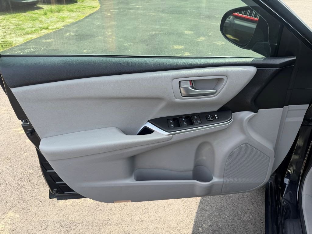 Used 2016 Toyota Camry LE FWD image 9
