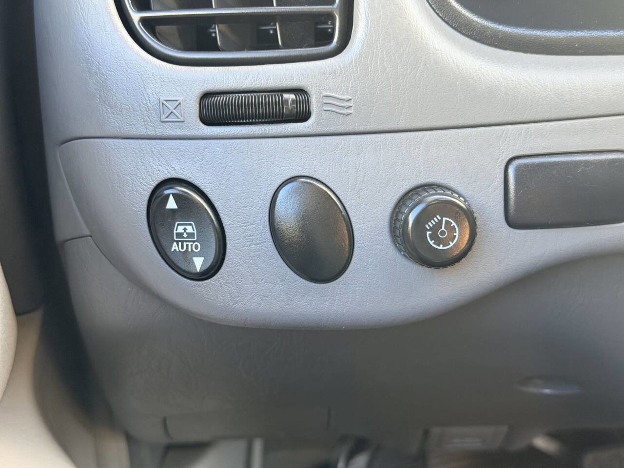 Used 2005 Toyota Sequoia SR5 image 40