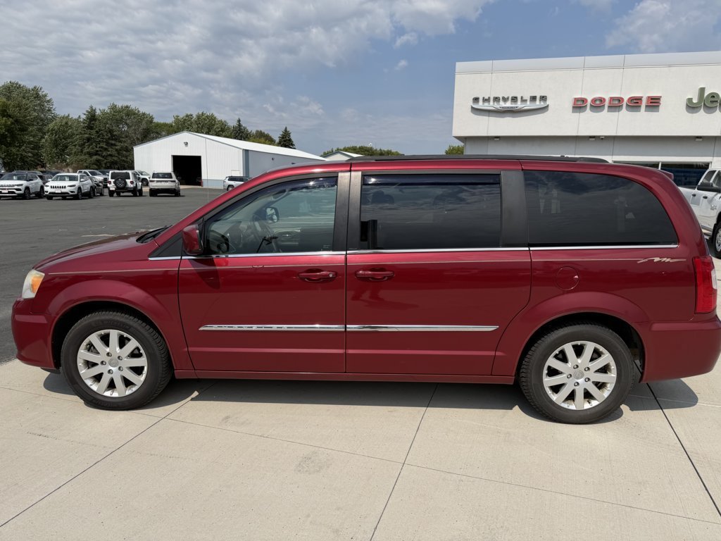 Used 2012 Chrysler Town & Country Touring w/ Entertainment Group #1 FWD image 4