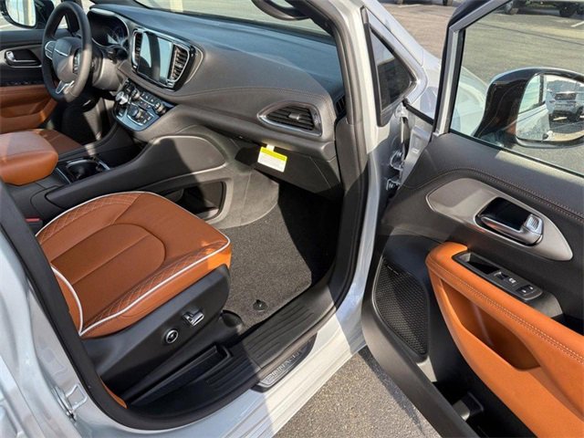 New 2026 Chrysler Pacifica Pinnacle w/ Trailer Tow Group image 17