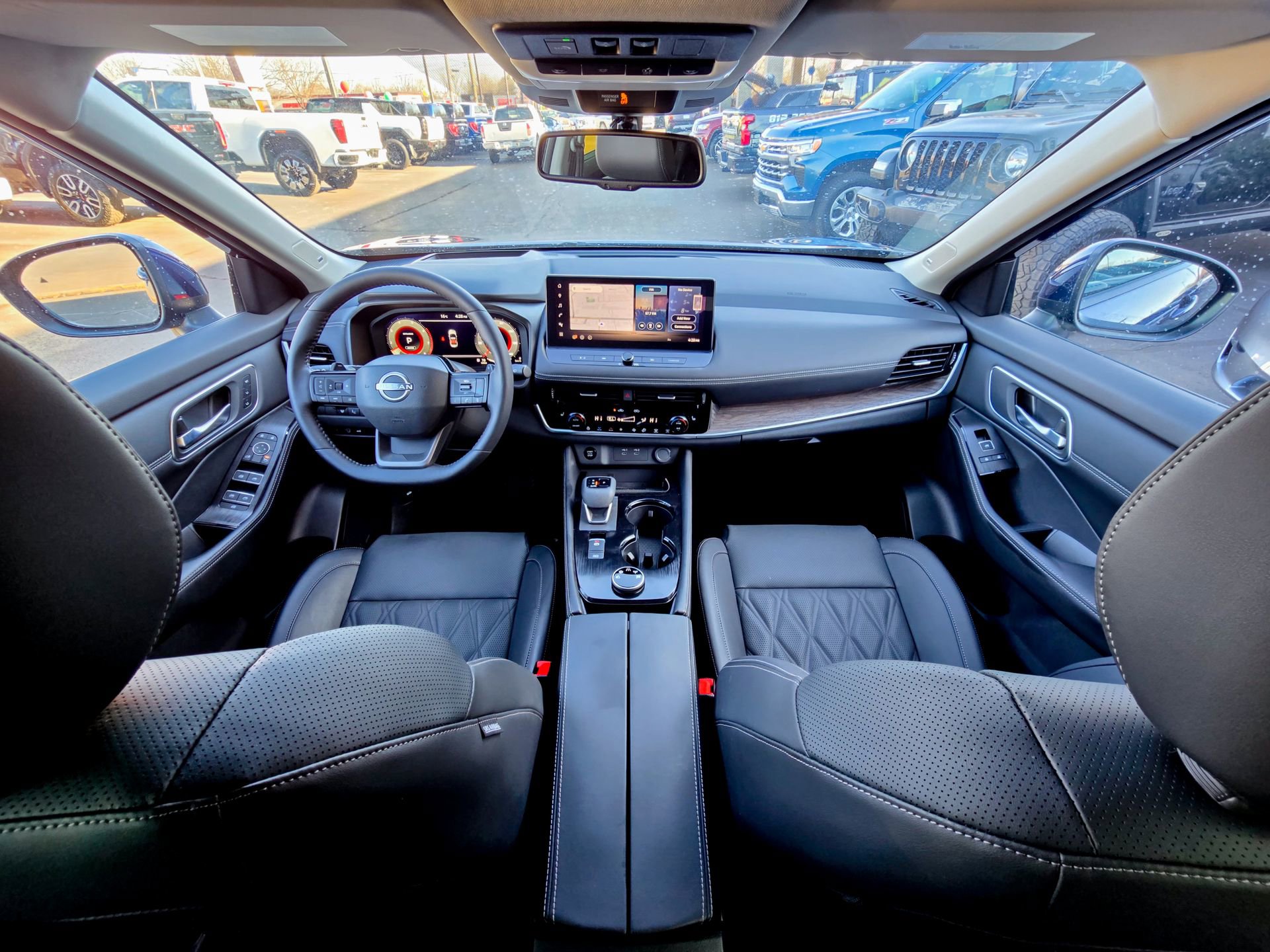 Used 2025 Nissan Rogue Platinum w/ Platinum Premium Package image 2