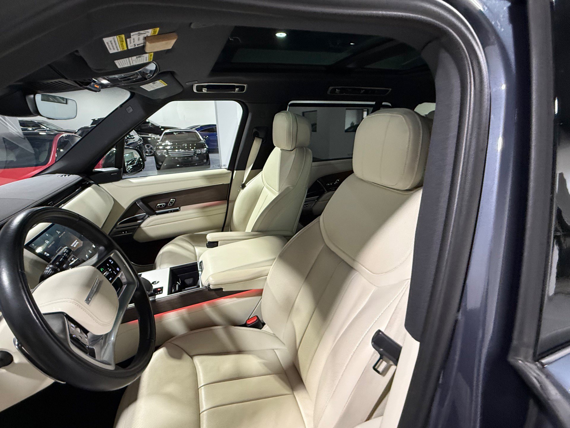 Used 2025 Land Rover Range Rover Long Wheelbase SE AWD/4WD image 16
