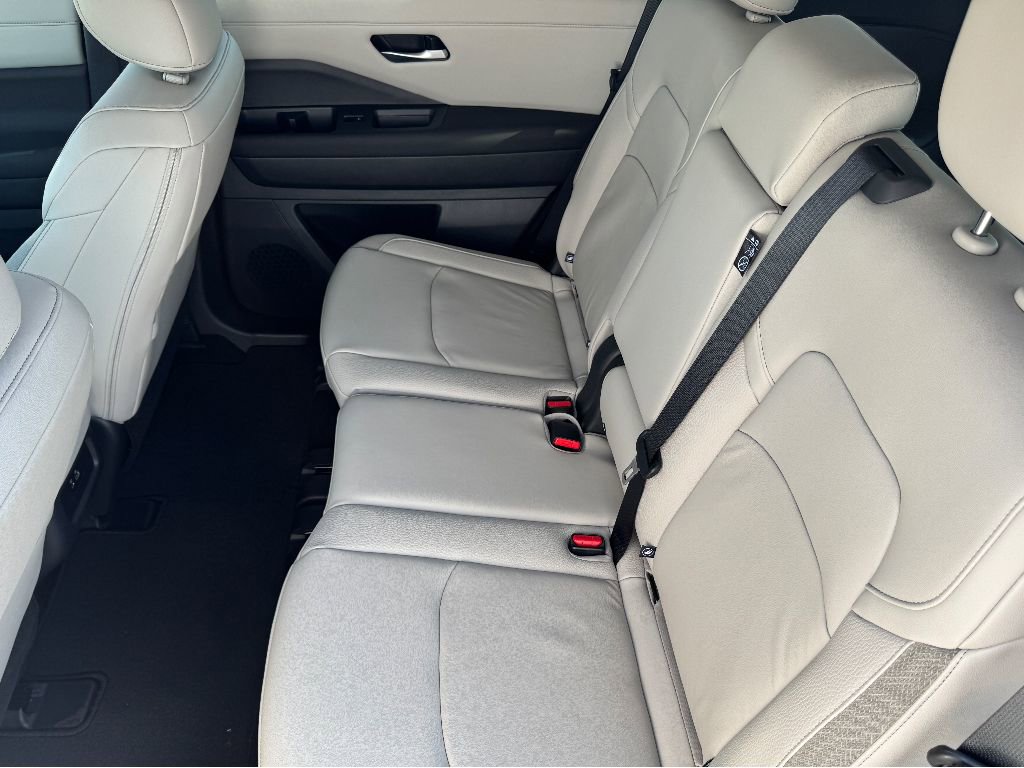 New 2025 Nissan Pathfinder SL w/ Black Appearance Package image 12