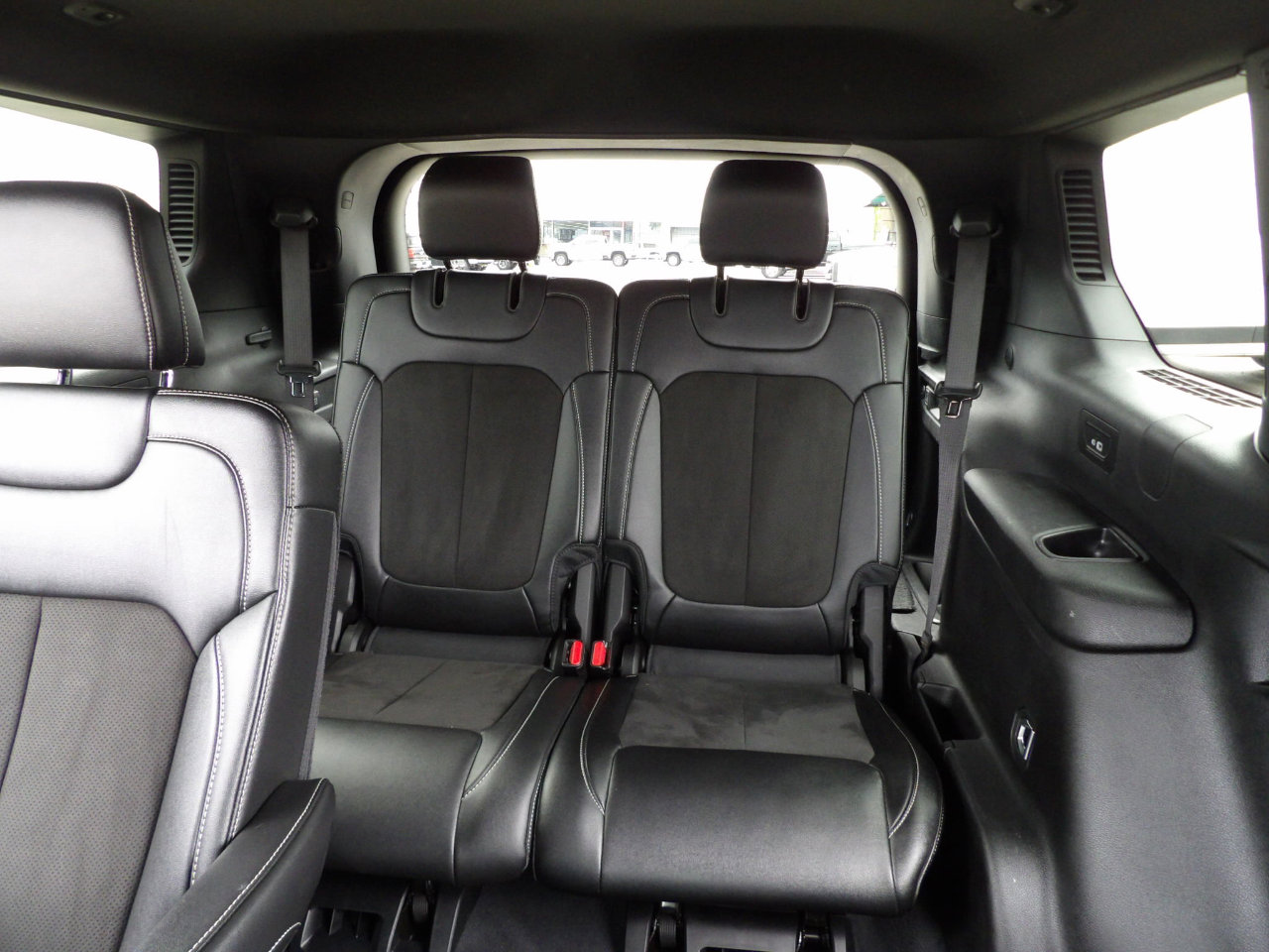 Used 2023 Jeep Grand Cherokee L Laredo image 32