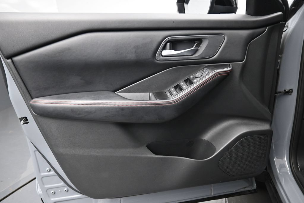Used 2025 Nissan Rogue SV AWD/4WD image 23
