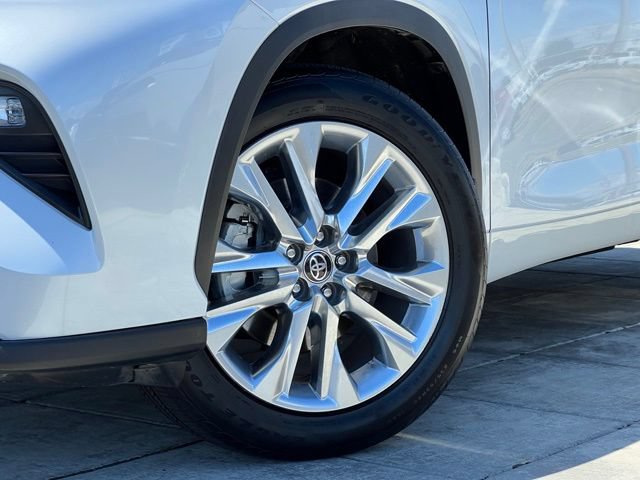Used 2023 Toyota Highlander Limited AWD/4WD image 2