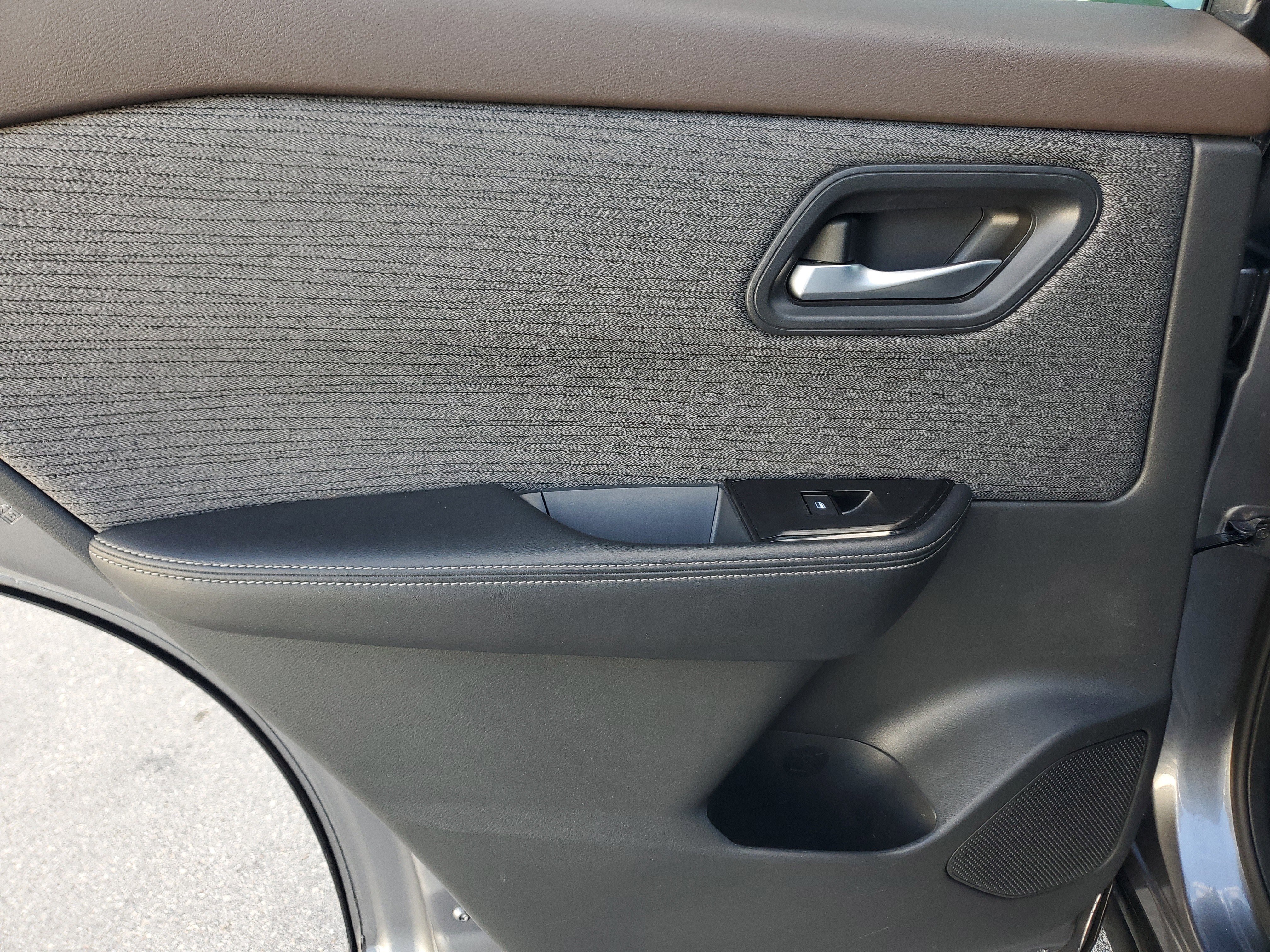 Used 2022 Nissan Rogue SV image 29