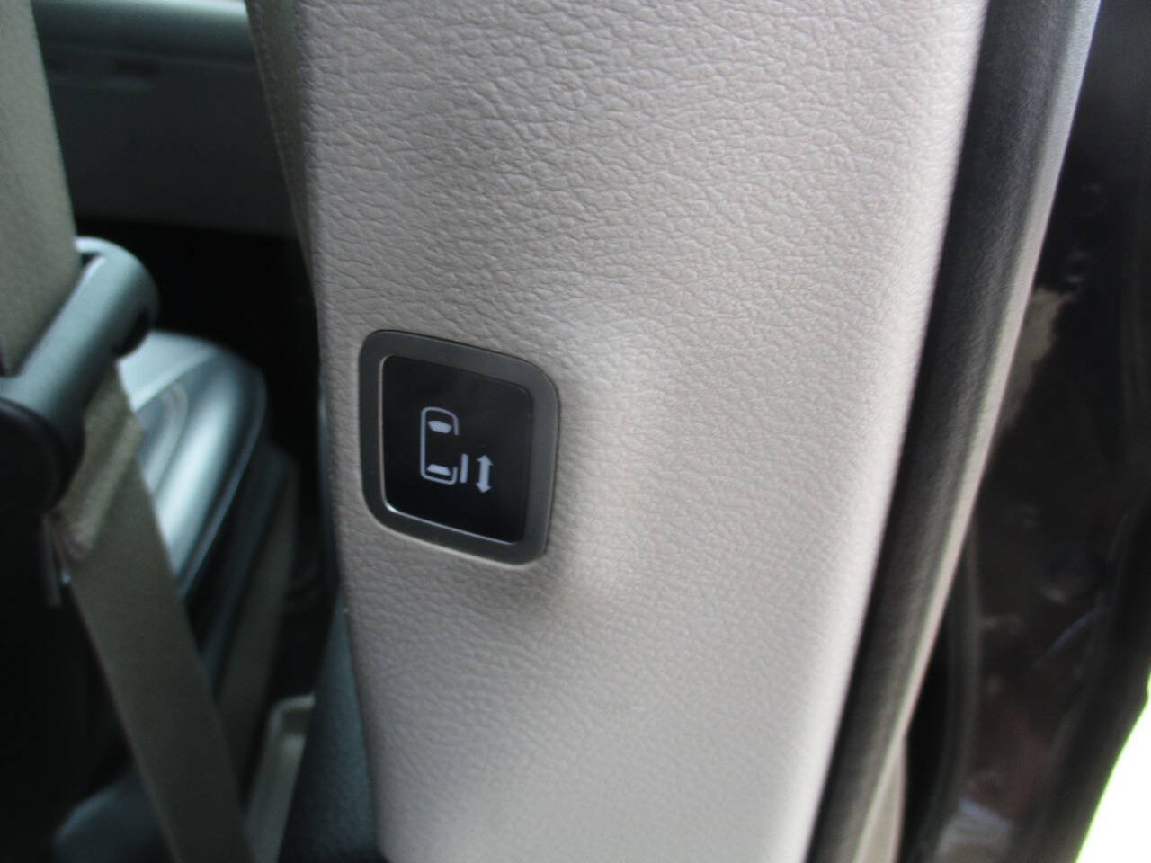 Used 2020 Chrysler Voyager Lxi FWD image 25