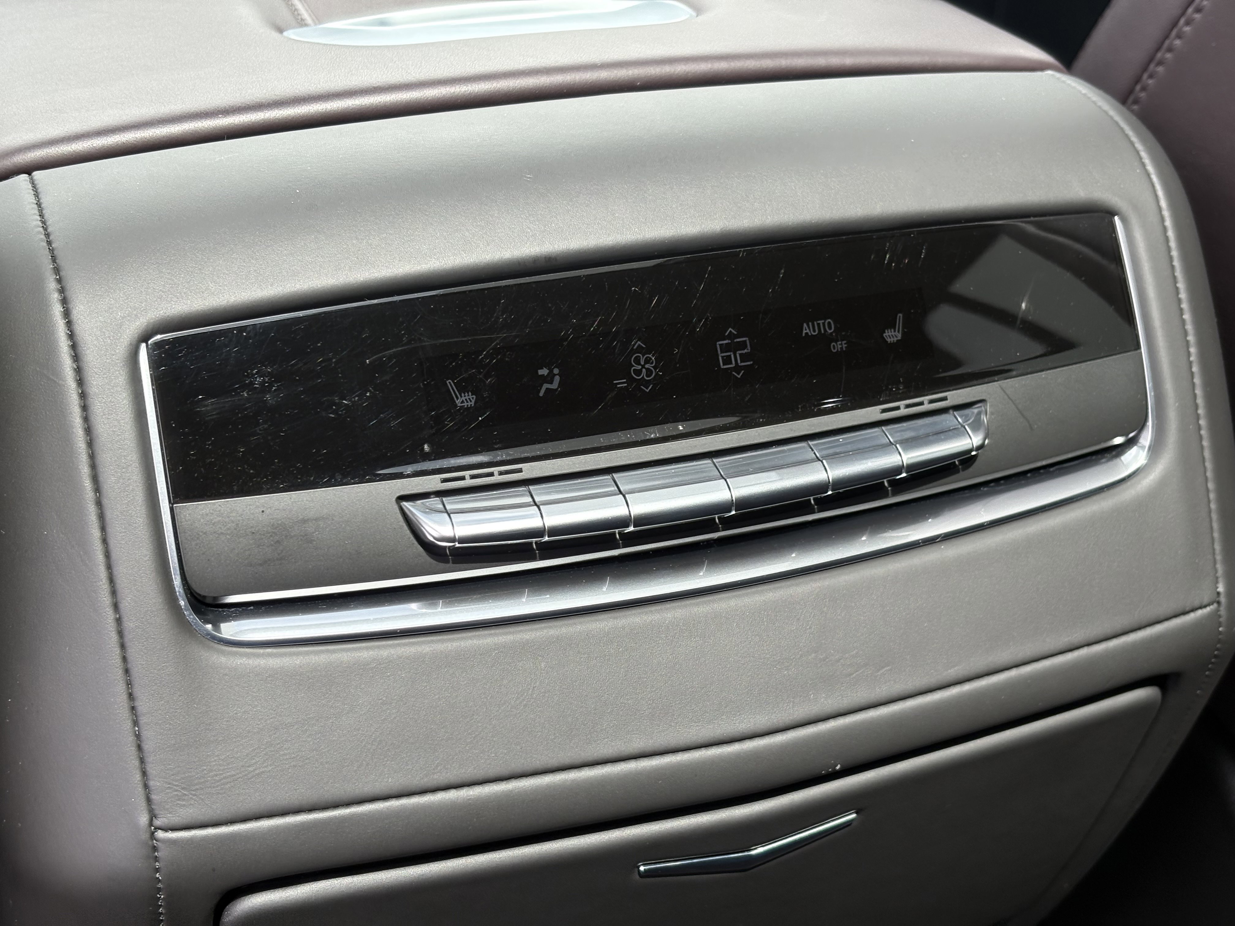 Used 2023 Cadillac Escalade ESV V AWD/4WD image 16